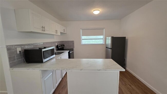 Foto del edificio - 641 NW 2nd St