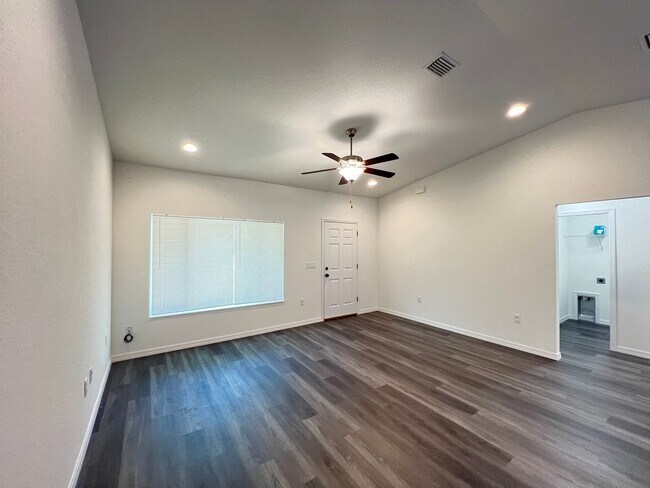 Foto del edificio - Come Call This Stunning, 3BD/2BA Home Yours!