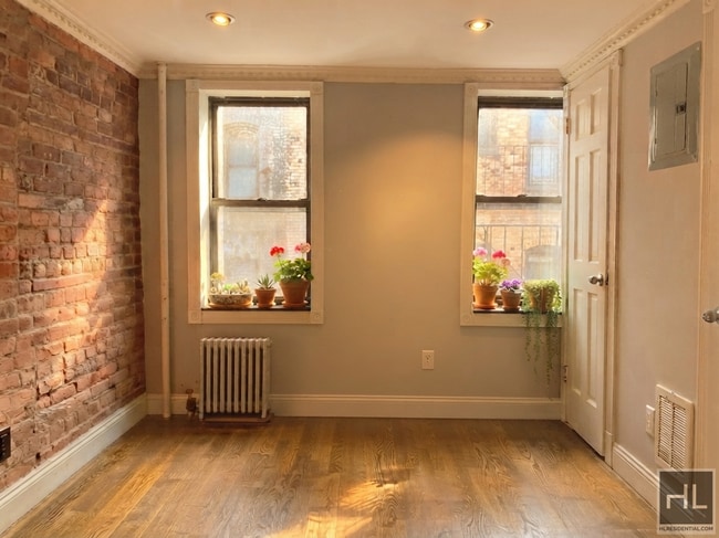 Building Photo - Mulberry Street