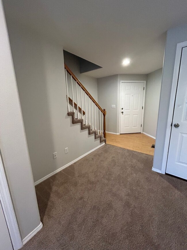 Building Photo - 3 Bedroom Townhouse near Vancouver Mall!