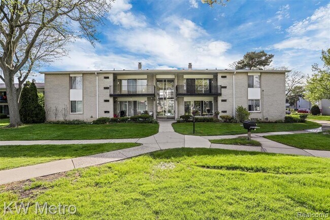 Building Photo - 8433 Kennedy Cir N