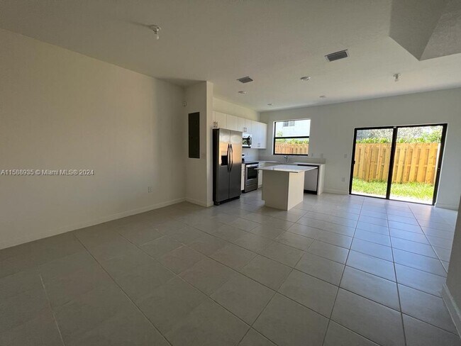 Foto del edificio - 913 NE 211th St