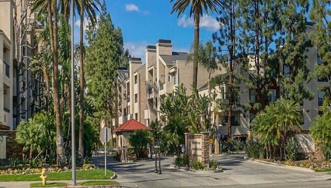 Building Photo - 2 Bedroom 2 Bathroom Plus Loft in Prime Woodland Hills