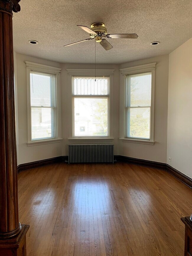 Building Photo - 5331 W Leland Ave