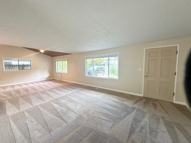 Building Photo - Spacious Home In Peaceful Setting!