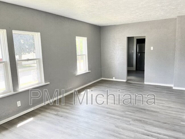 Foto del edificio - 1418 E Bowman St