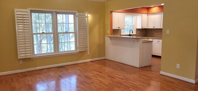 Building Photo - Beautiful Waterfront End Unit Townhome