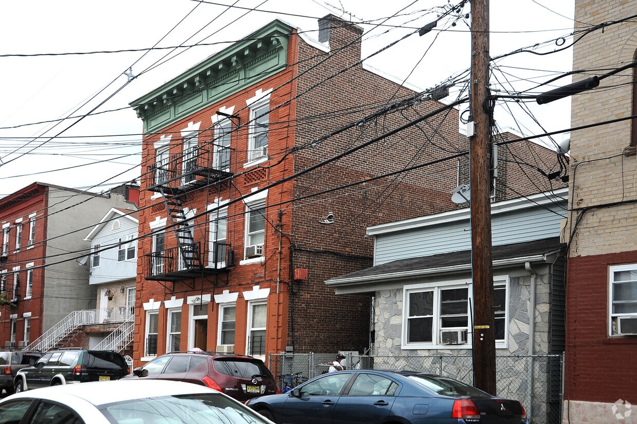Building Photo - 548 59th St