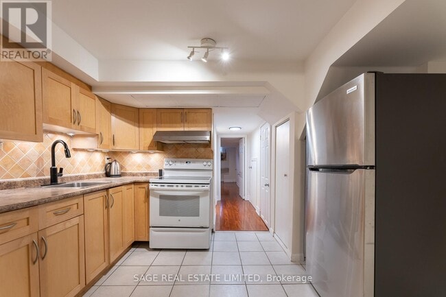 Building Photo - 38 Osler St