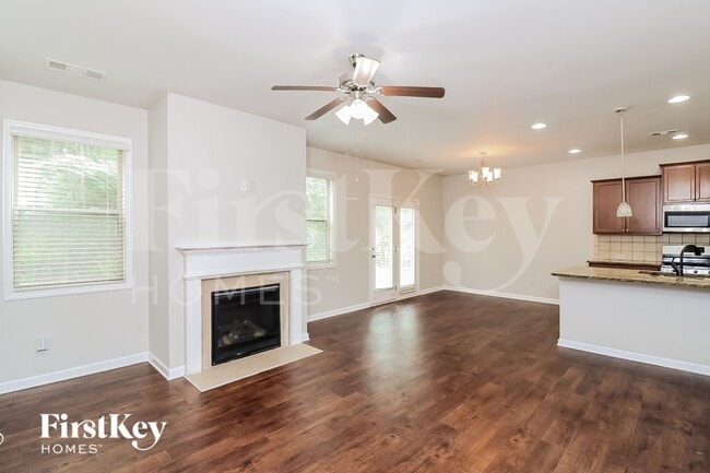 Foto del edificio - 404 Silverwood Dr