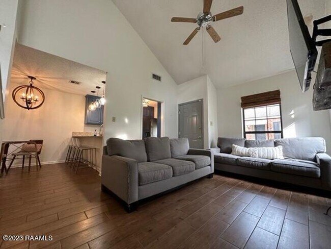 Building Photo - 3 bed, 2 bath townhouse AVAILABLE NOW!!!