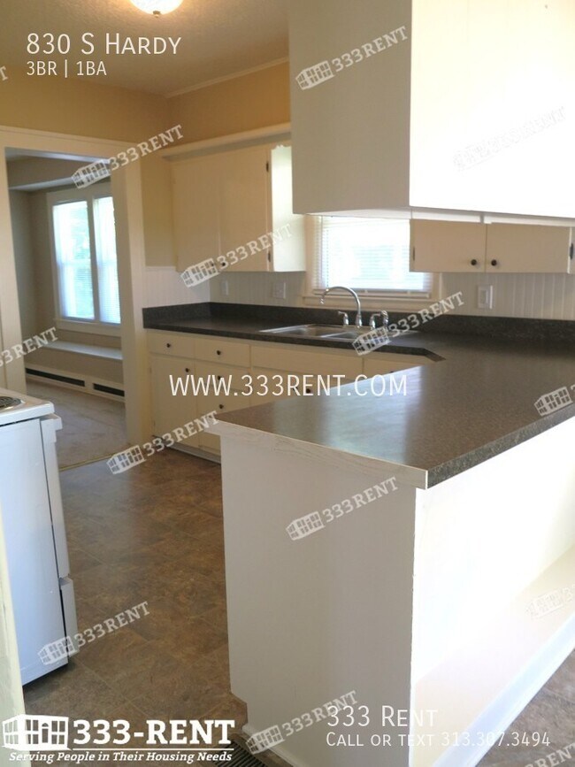 Building Photo - Lovely 3 bed 1 bath with spacious back deck!