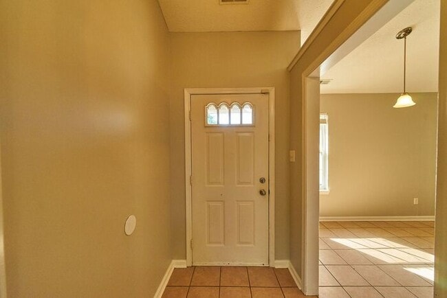 Building Photo - 3 Bedroom 2 Full Bath In Peaceful Franklin...