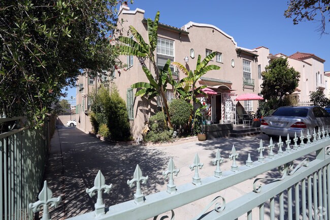 Foto del edificio - 143-145 S Catalina St