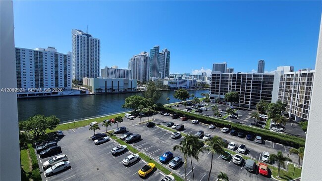 Foto del edificio - 800 Parkview Dr