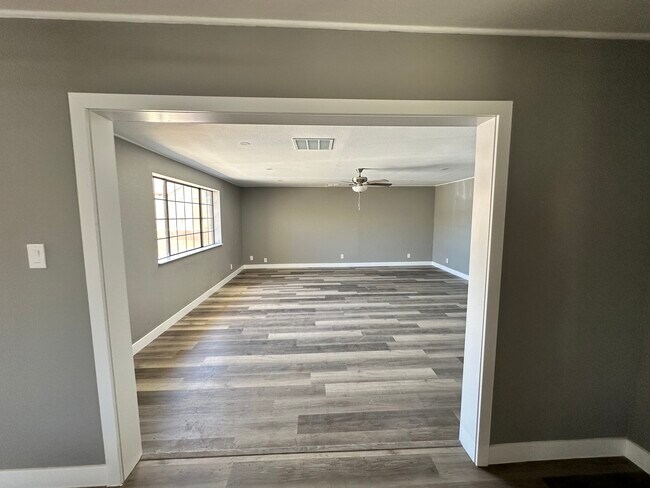Building Photo - 25497 Eaton St