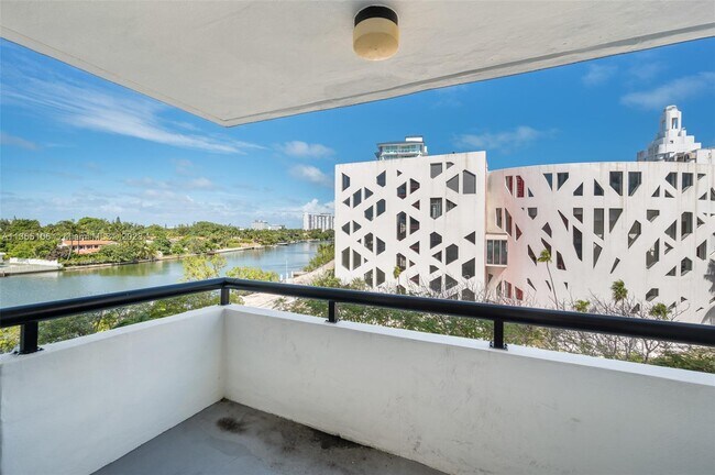 Foto del edificio - 3200 Collins Ave