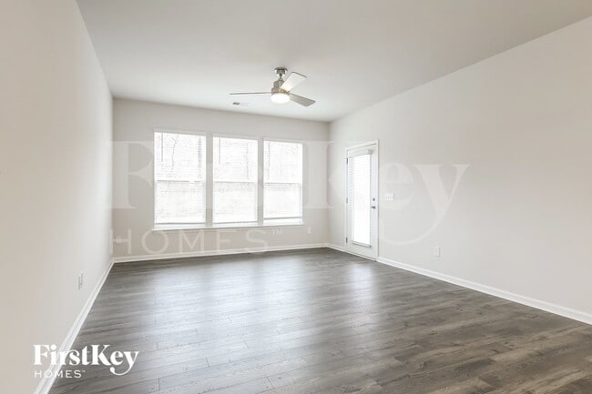 Building Photo - 586 Hillpark Ln