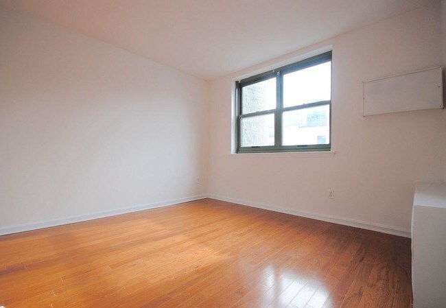 Foto del edificio - 220 East 2nd Street