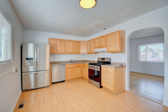 Building Photo - NE Heights 2 Bedroom 1 Bath  with garage