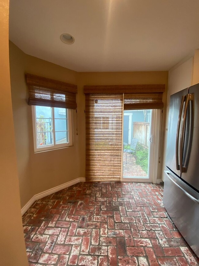 Building Photo - Two Bedroom Condo Close to Orange Circle