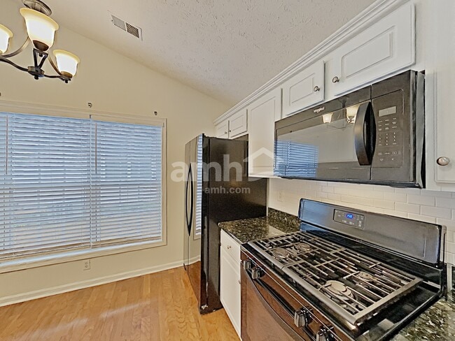 Building Photo - 558 The Blvd