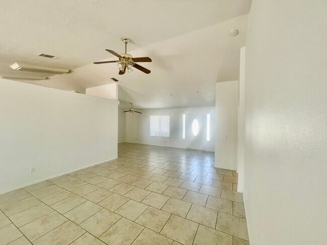 Foto del edificio - 4 bedroom and ll appliances included!