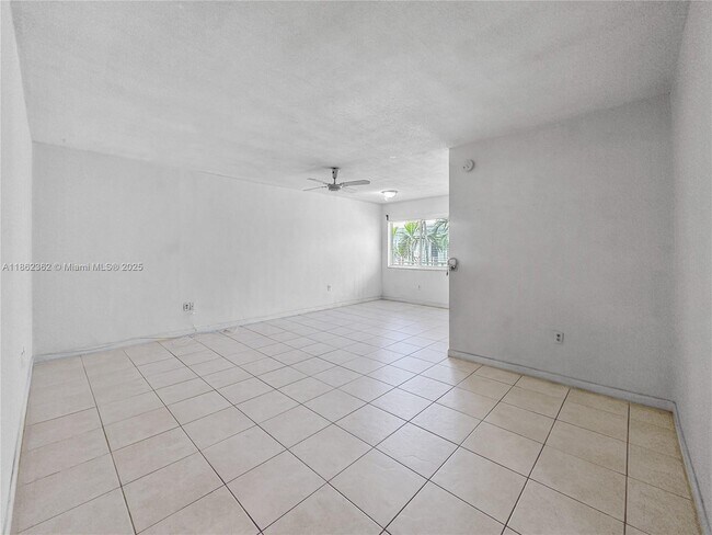 Foto del edificio - 2430 NE 135th St