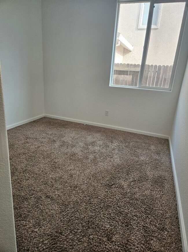Foto del edificio - One story 4 bedroom nearby College
