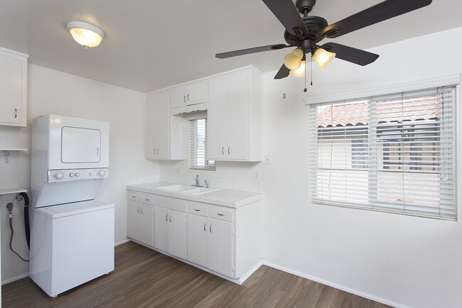 Building Photo - Upstairs 2BR/2BA in North Pacific Beach wi...