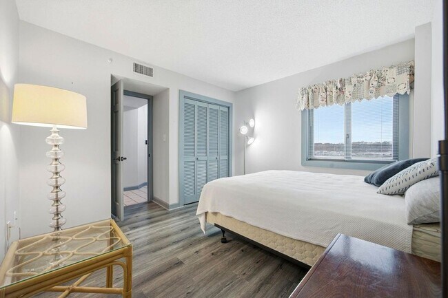 Foto del edificio - 100 Lands End Blvd