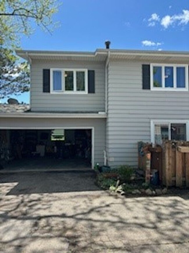 Building Photo - Four Bedroom Condo for Rent