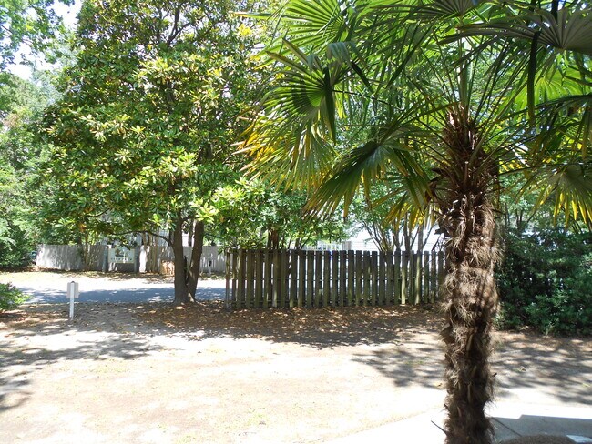 Foto del edificio - 1481 Center St Ext