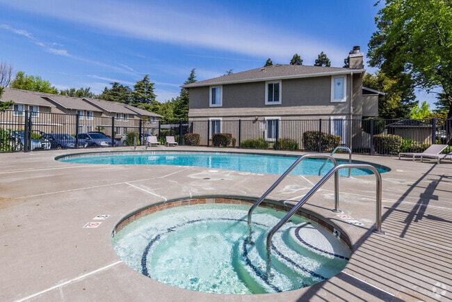 2BR, 2BA - 1002SF pool - River Run Apartments