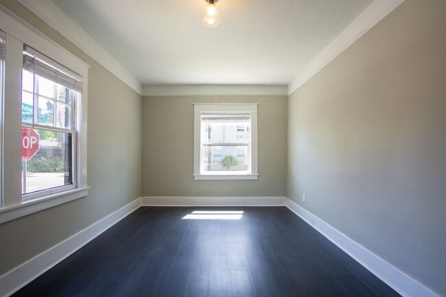 Building Photo - St. Johns Cool-Contemporary Studio Ready Now!