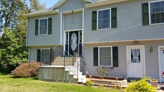 Building Photo - 232 Roxbury Rd