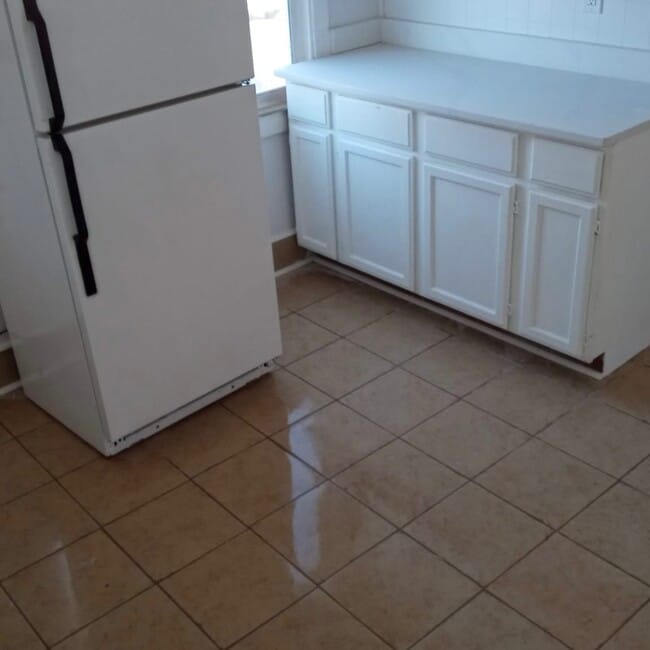 Building Photo - 1928 Gladstone St