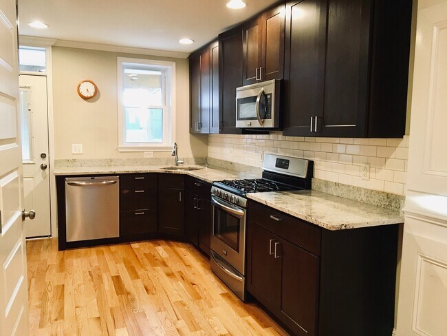 Foto del edificio - Charming 2 Bedroom/3 Bathroom Townhome w/ Den and In-Unit Laundry in Locust Point, MD! - Parking ...