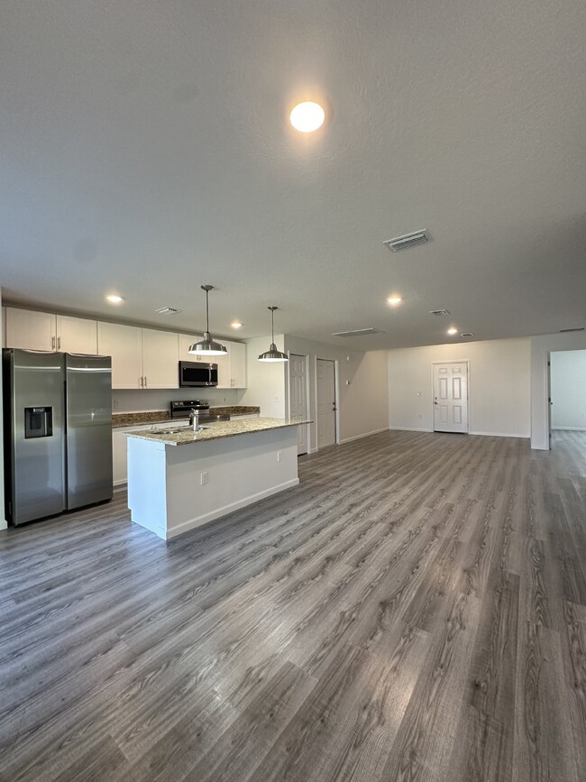 Building Photo - Never been lived in 4 bedroom home!