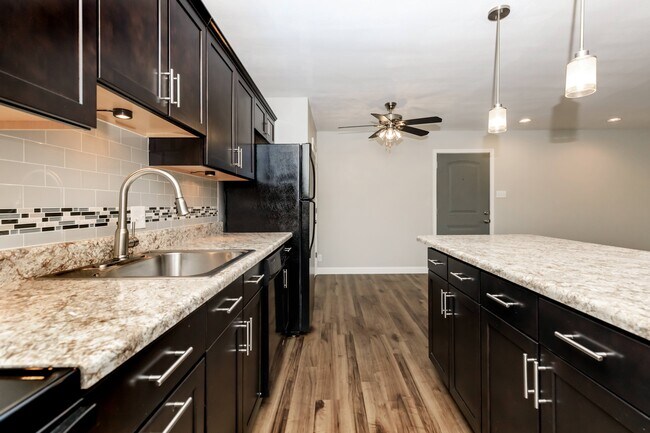 Woodland plus - Cocina 2 - Whispering Hills Apartments