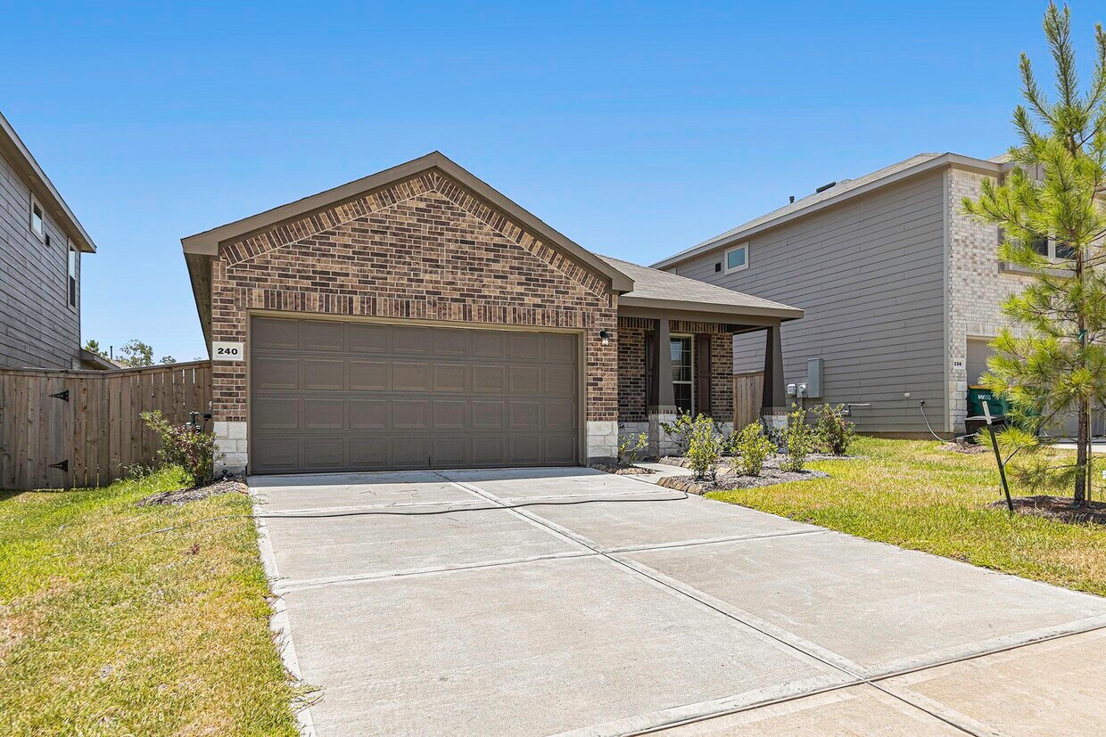 Primary Photo - 240 Seven Pnes Dr