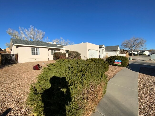 Foto del edificio - 4 Bedroom Single Story Home Available Near McMahon Blvd NW & Unser Blvd NW!