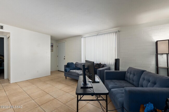 Foto del edificio - 7455 E Desert Spring Dr