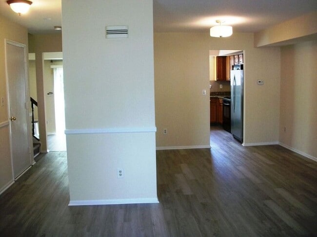 Foto del edificio - 348 Cotswold Pl