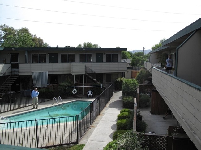 Piscina - Pine Cone Apartments