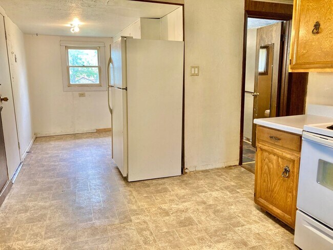 Foto del edificio - 3 bed 1 bath, garage, quiet street