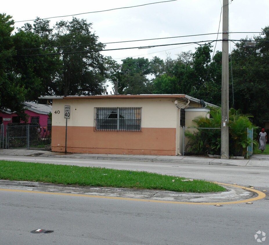 Foto del edificio - 54-56 NW 62nd St