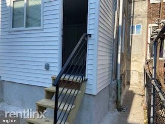 Building Photo - 908 E Schiller St