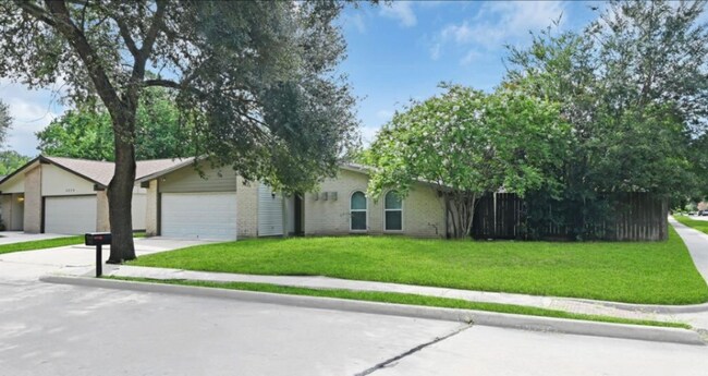 Building Photo - 2239 Fairgreen Dr