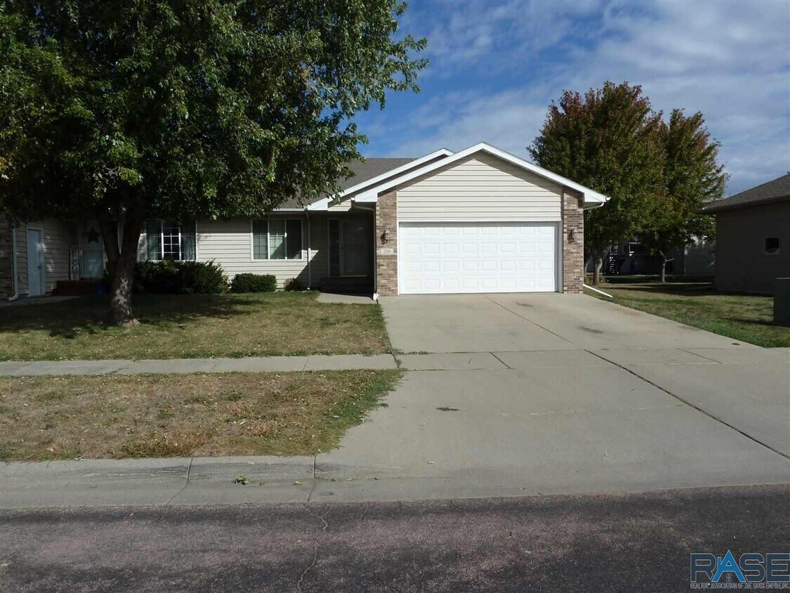 Primary Photo - 206 E Maple St
